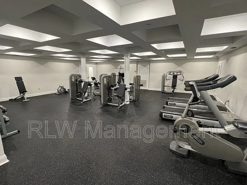 1 bed, 1.5 bath, 588 sqft, $1,050 — Photo 2
