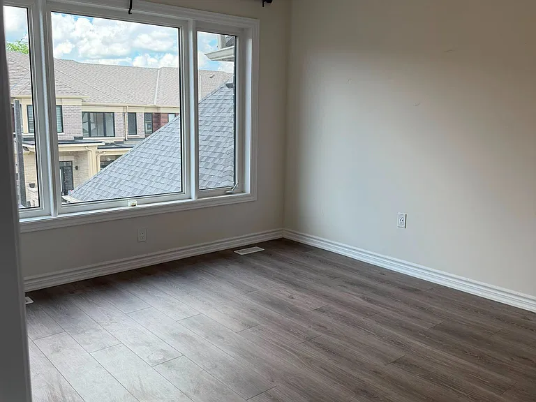 293 Lindsay St N — Photo 5