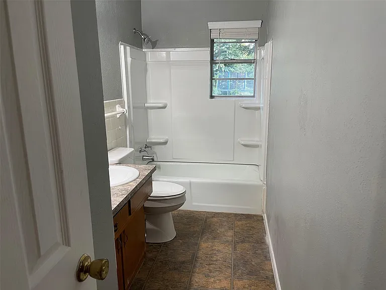106 E Nelson St #A — Photo 8