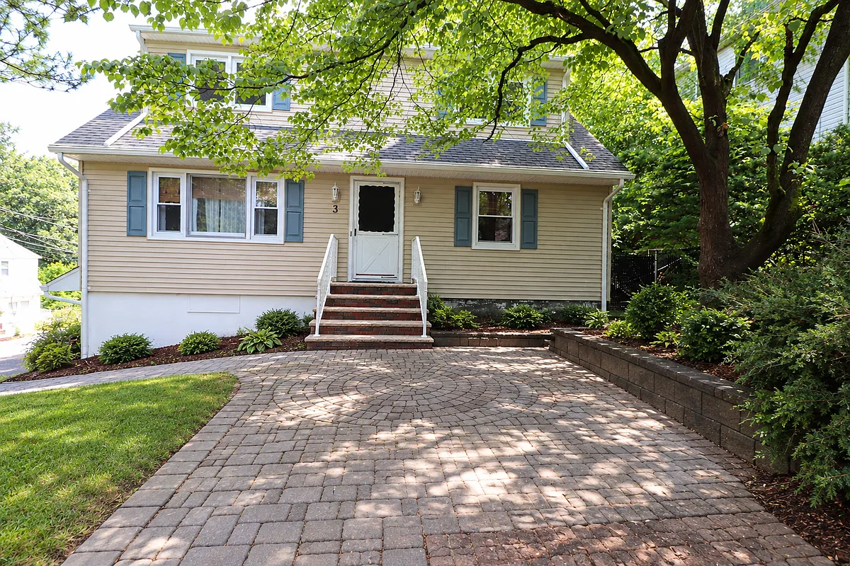 3 bed, 1.0 bath, 700 sqft, $2,700 — Photo 2