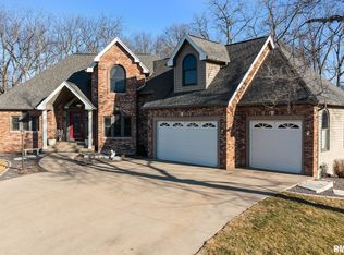 905 Brookline Dr, Eureka, IL 61530