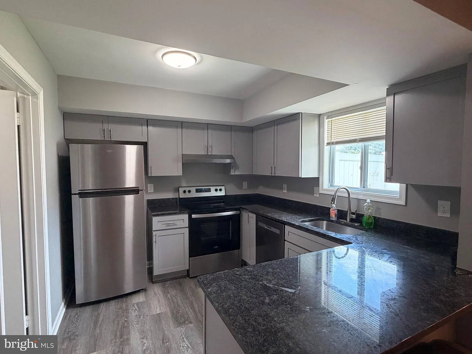 3 bed, 2.5 bath, 1625 sqft, $2,300 — Photo 4