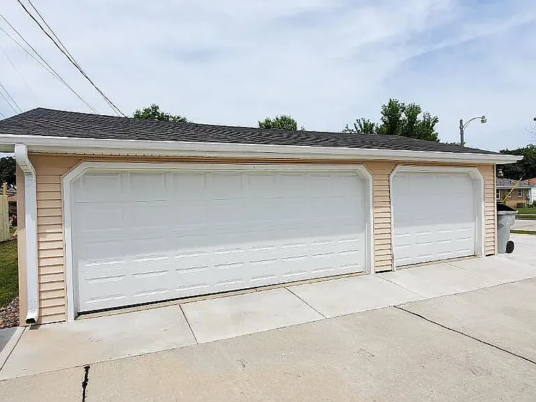 3 bed, 1.5 bath, 1223 sqft, $2,050 — Photo 3