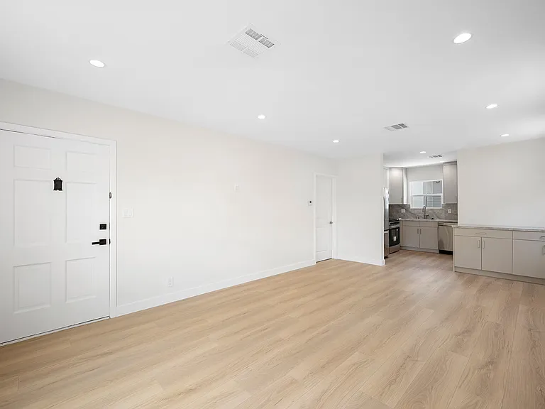2521 Manhattan Ave — Photo 5