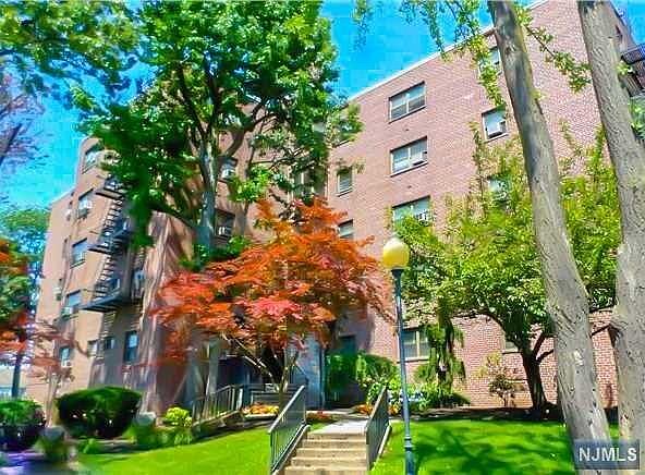 1st image of 501 Linwood Dr APT 4J