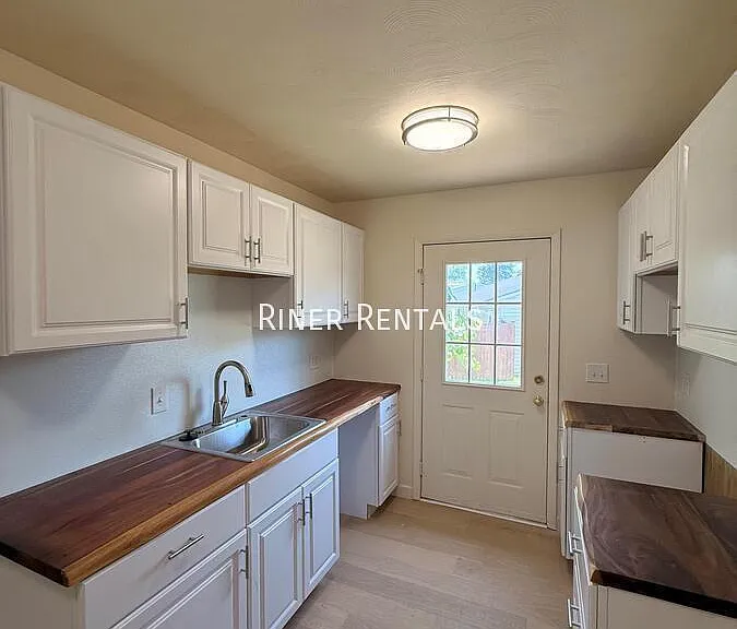 423 Barbee St #10 — Photo 5