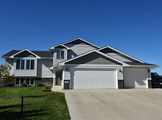 2728 Heritage Dr, Minot, ND 58701