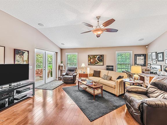 3rd image of 621 Christina Dr