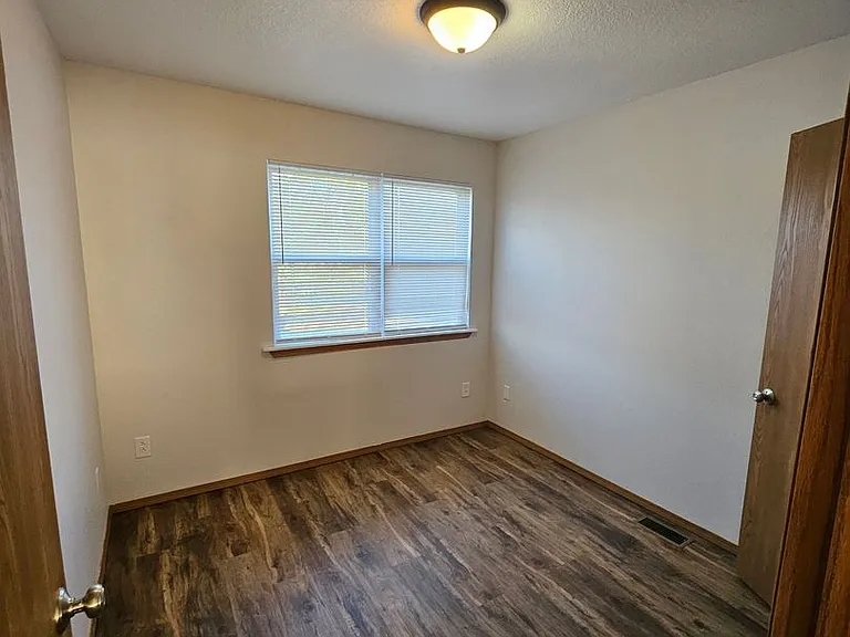 1100 W Crow St — Photo 15