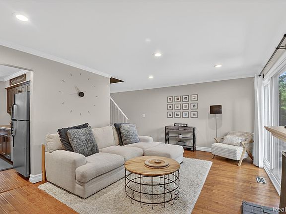4th image of 1900 Wickham St