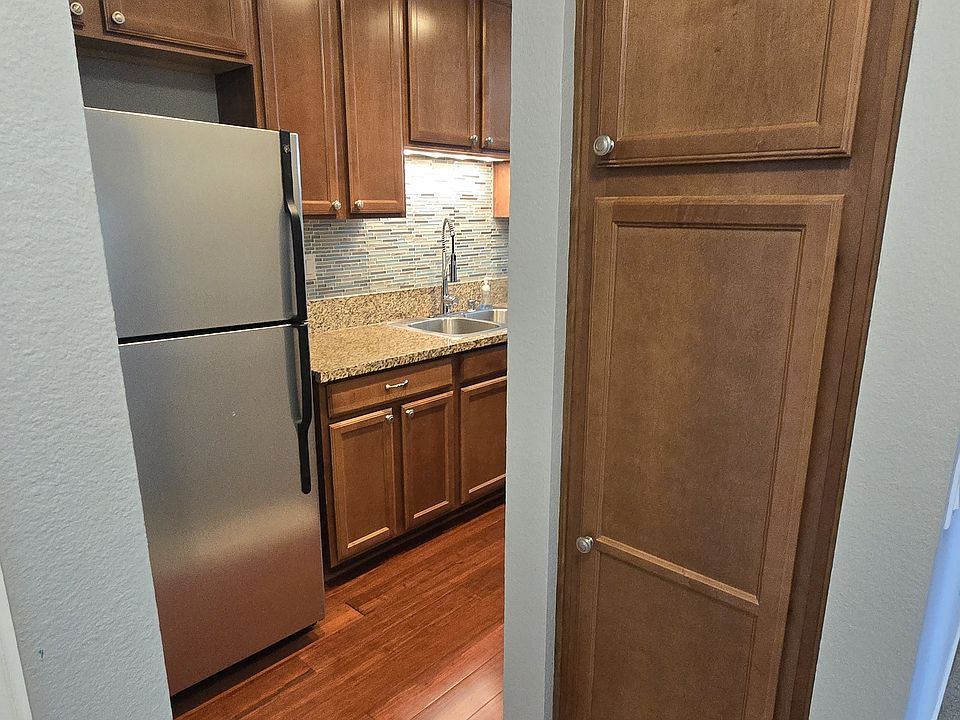 Multi-way entrance to kitchen