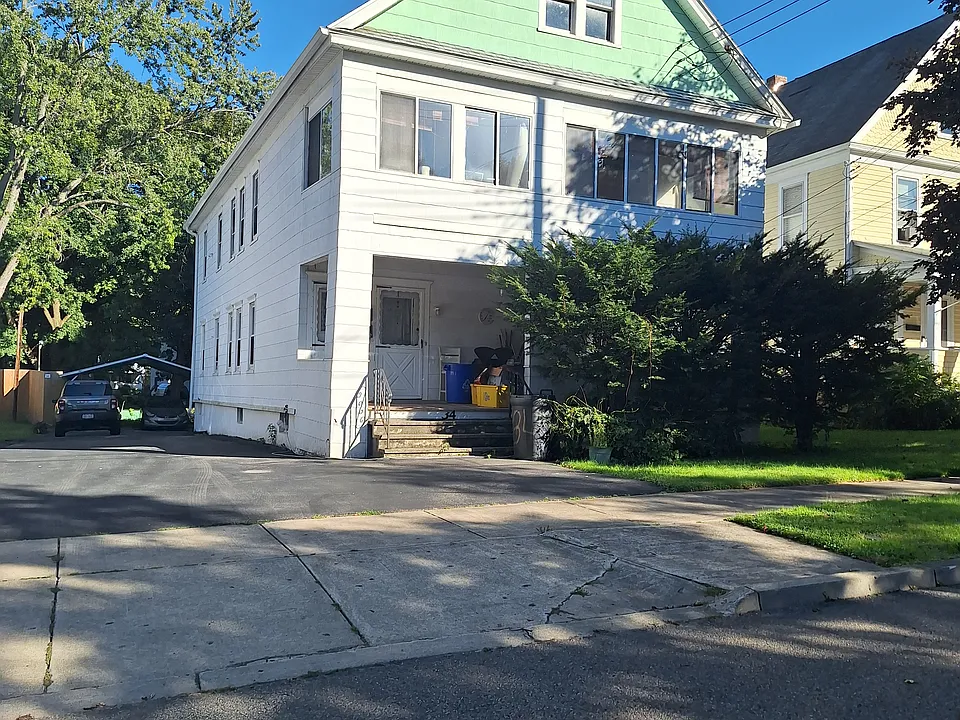 34 Roosevelt Ave #1