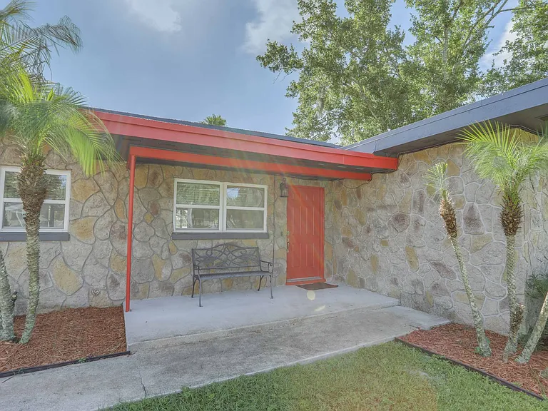 121 S Triplet Lake Dr — Photo 2