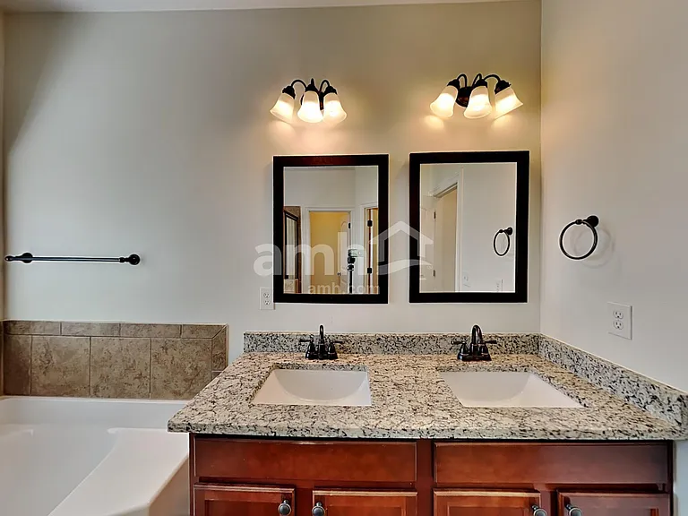 5015 Rialto Way — Photo 11