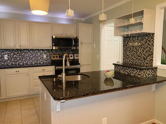 3rd image of 1021 Blythe Ct W