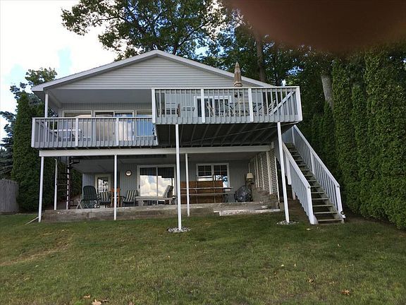 3rd image of 1027 E Hess Lake Dr