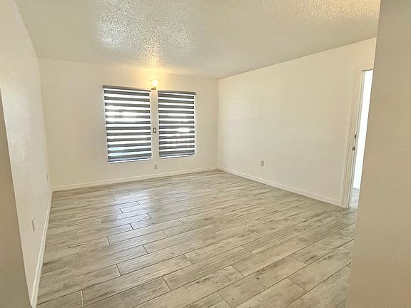 5th image of 810 Wee Burn St