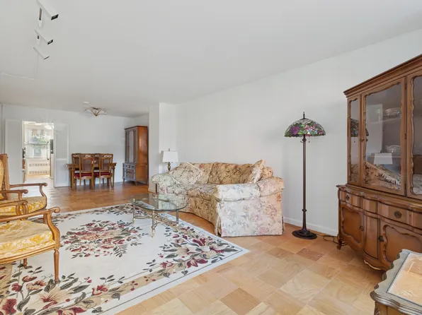 70-25 Yellowstone Boulevard image 4 of 21