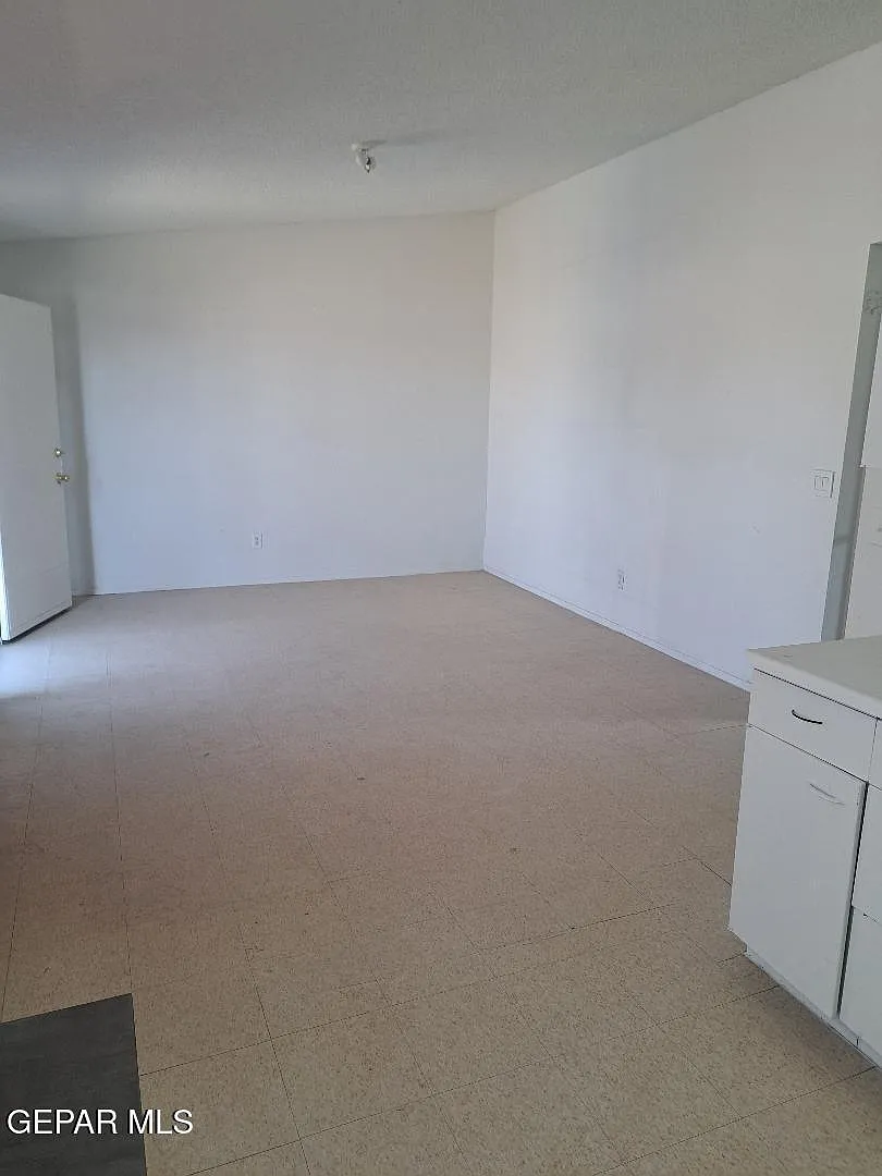 13 bed, 10500 sqft, $550 — Photo 2