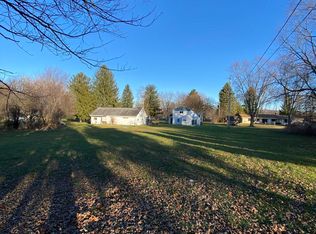 141 S Cushing Park Rd, Delafield, WI 53018