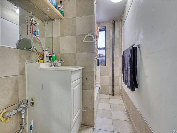 4th image of 950 Hoe Ave APT 5B