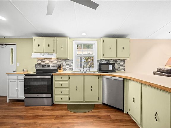 3rd image of 126 Pine Ave