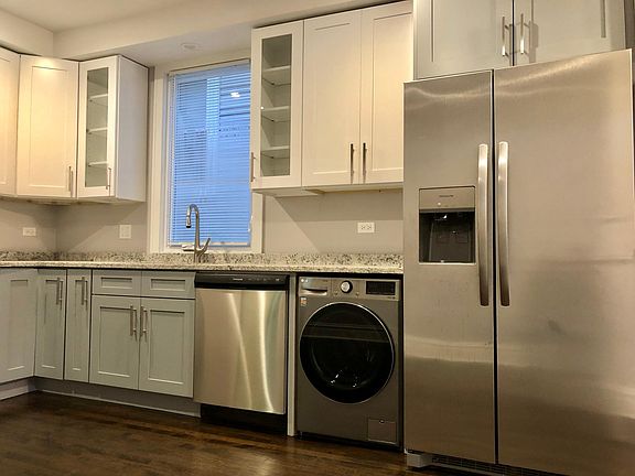 3rd image of 1923 W Melrose St #2
