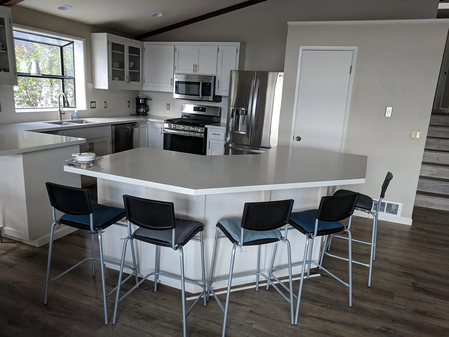 3 bed, 2528 sqft, $4,850 — Photo 3