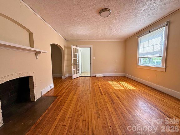4th image of 1351 S Aspen St