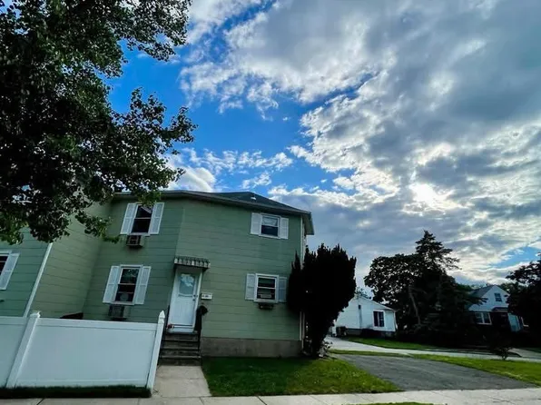 11 Ashwood Rd #1, Pt Washington, NY 11050