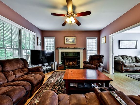 2nd image of 1019 Deer Hollow Dr