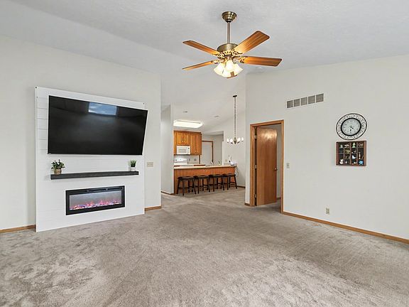 3rd image of 912 Greenfield Dr