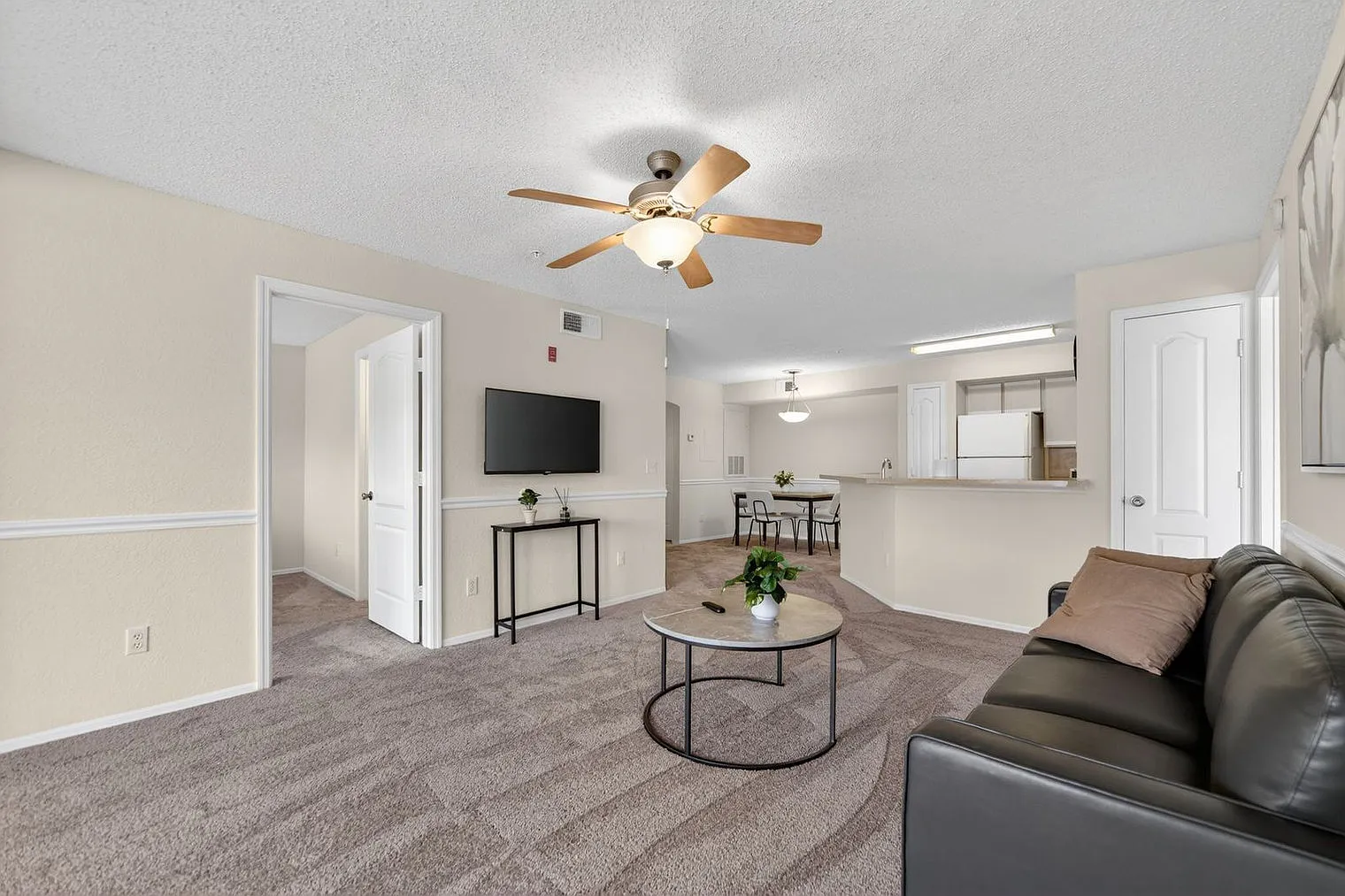 2 bed, 2.0 bath, 8223 sqft, $3,300 — Photo 3