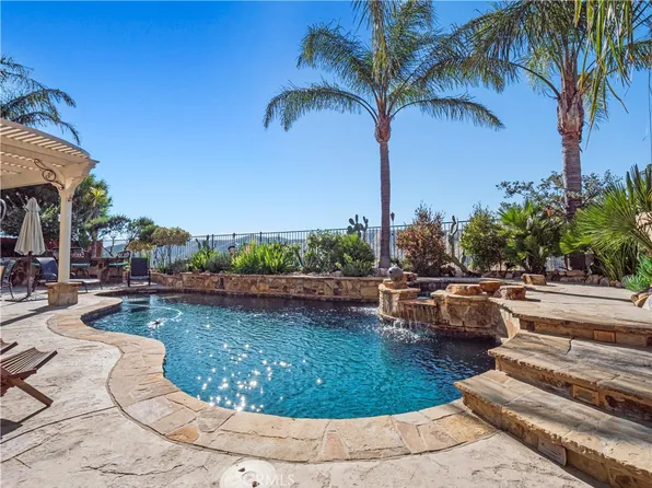 17131 Summit Hills Dr, Santa Clarita, CA 91387