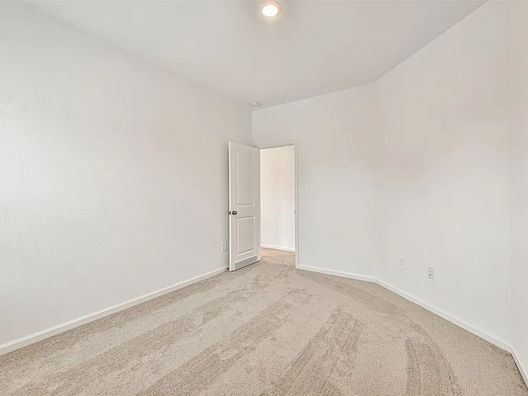 678 Royal Arch — Photo 34