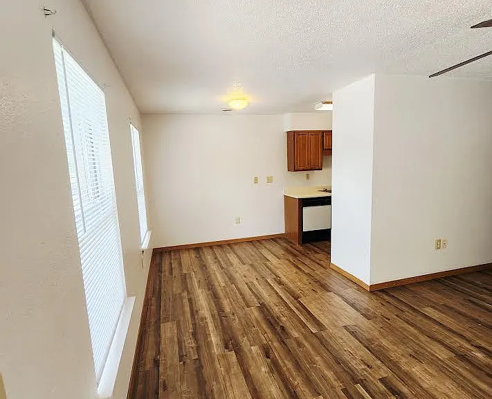 180 Ashwood Dr #D — Photo 4