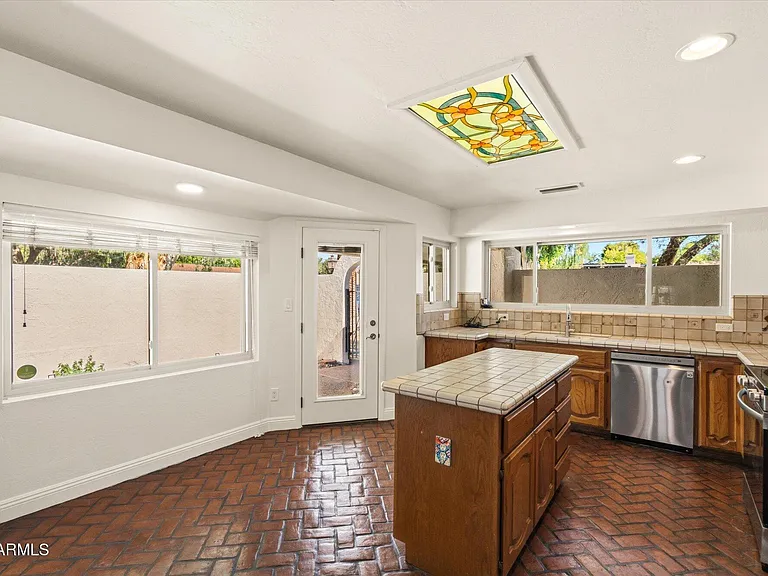 1756 W Echo Ln — Photo 12