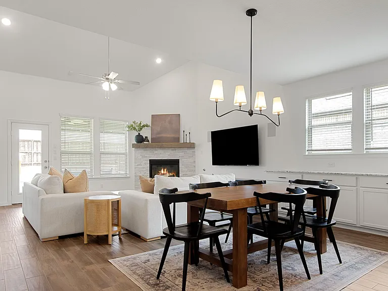 1429 Ross Ave — Photo 3