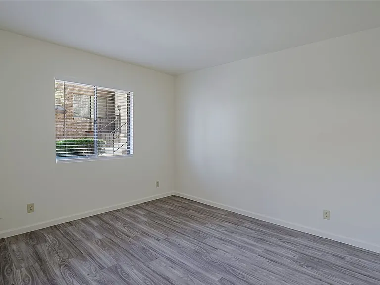 645 Ash St — Photo 10
