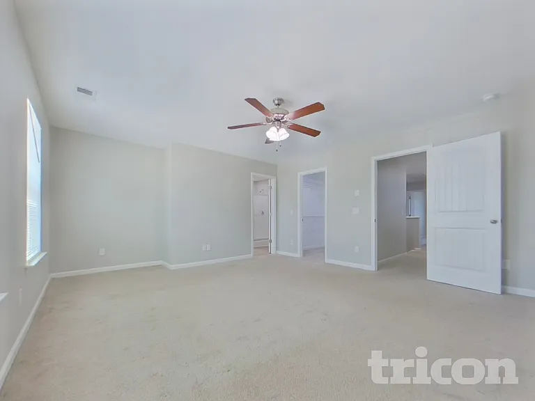313 Fairford Rd — Photo 7