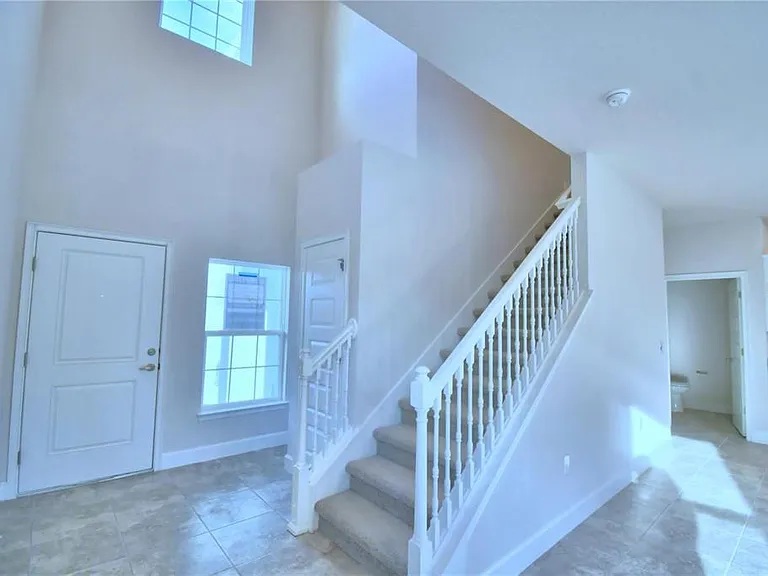 906 Sofia Ln — Photo 4