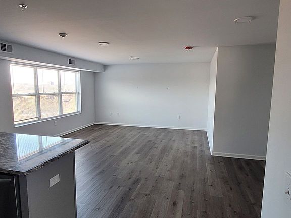 4th image of 938 E 4th St #305