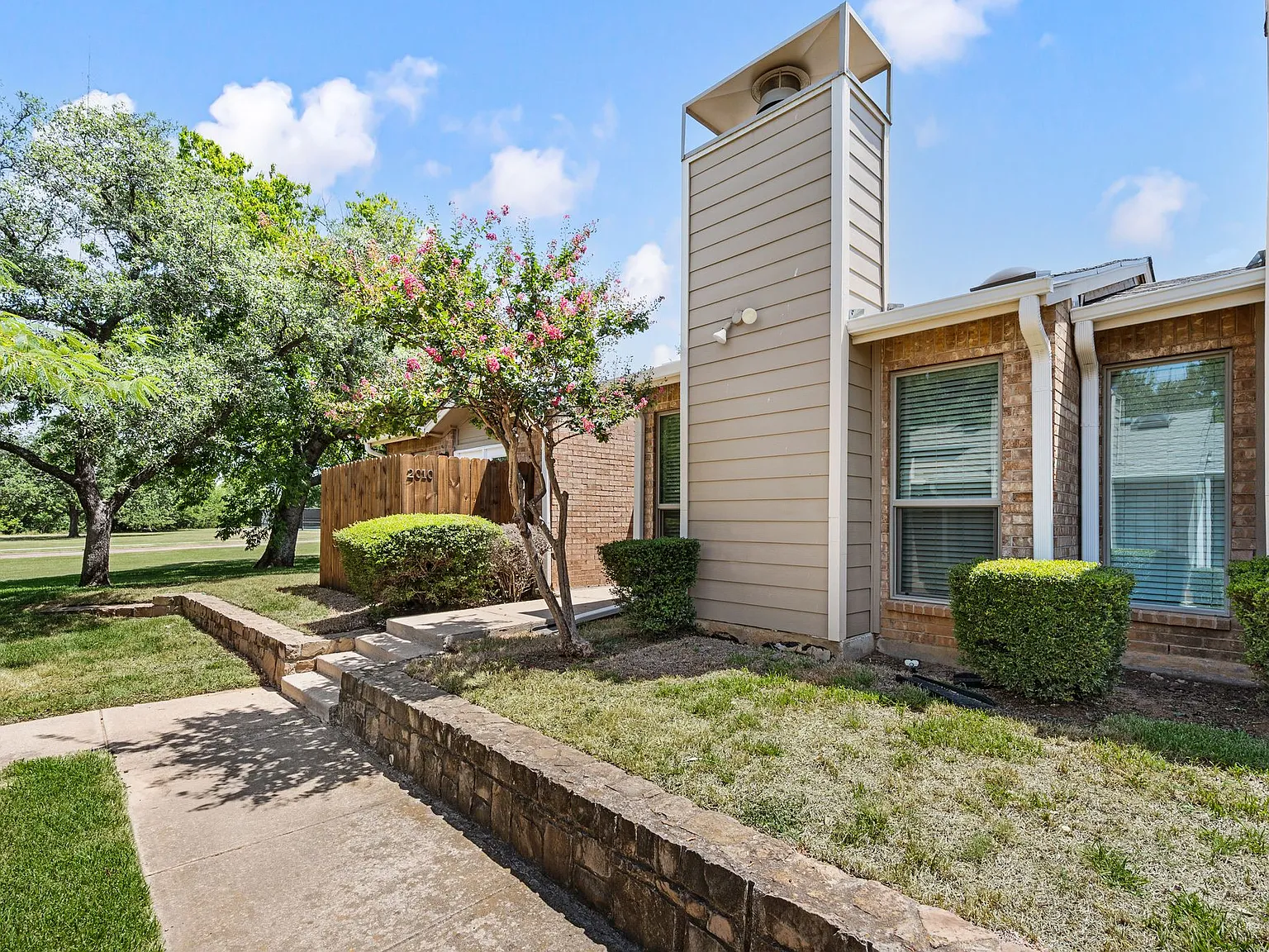 2 bed, 1083 sqft, $2,400 — Photo 1