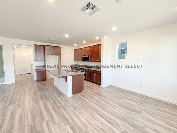 3rd image of 2742 N Cove Dr