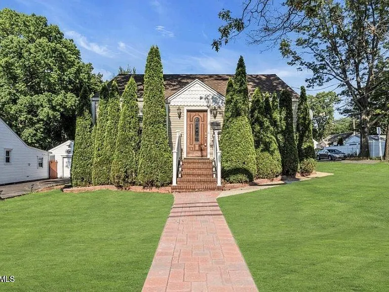 402 Ryders Ln — Photo 4