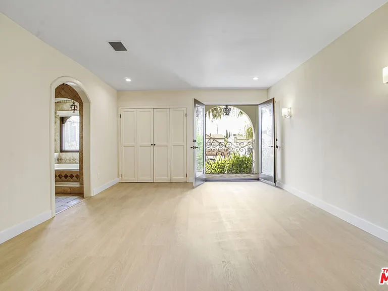 209 N Doheny Dr — Photo 18