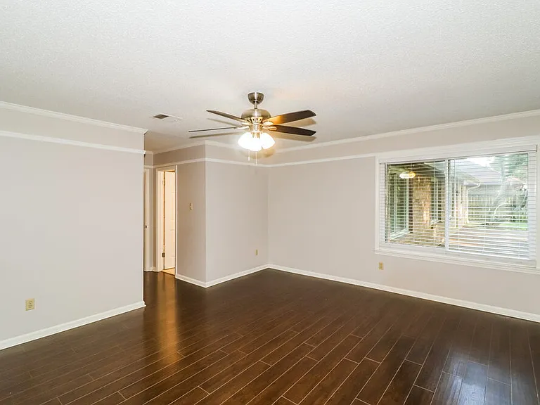 2209 Burlingate Dr — Photo 8