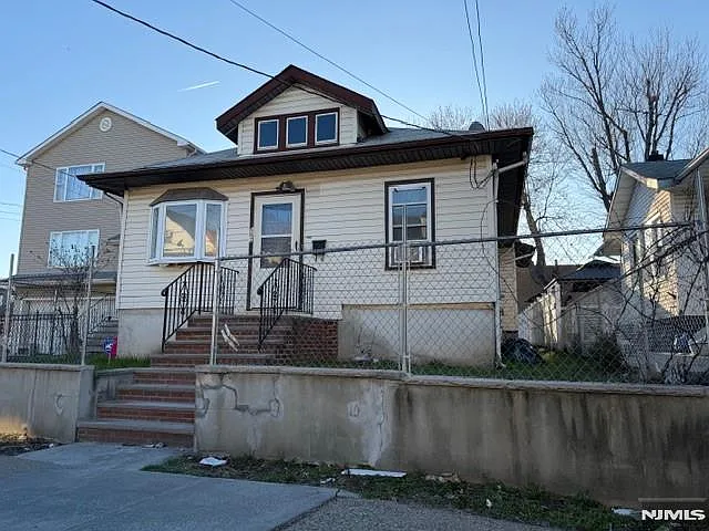 500-502 E 18th St photo 1
