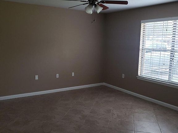 4th image of 828 Meadow Ln