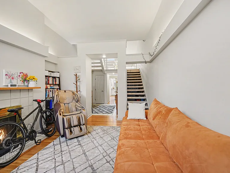 923 Paradrome St — Photo 4